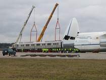 In Parchim wird eine U-Bahn in eine Antonov geschoben um dann nach Indien zu fliegen. 11.03.2009