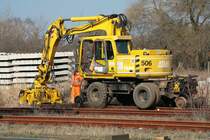 DGT stopft in Boizenburg mit einem Bagger die gewechselten Schwellen nach. 04.03.2009