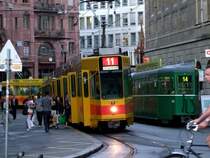 257(L11) kreuzt um 7:00 mit 1474(L14)an der Haltestelle Schiffl�nde,
um diese Zeit ist es fast unm�glich keinen (flotten) Velofahrer mitabzulichten;080901