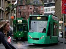313(Linie6)kreuzt um 7:28 mit 676(L16) bei der Haltestelle Schiffl�nde, und die Velofahrer sind um diese Zeit auch schon hurtig unterwegs;080901 
