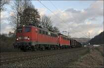 140 853 und 140 872 bringen den abendlichen 52296 von Finnentrop �ber Plettenberg nach Hagen-Vorhalle. Hier bei Hohenlimburg geht es dem Ziel entegen. 140 853 sieht man dem Betriebsdienst deutlich an..... (19.03.2009)
