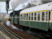 18 201 verl�sst unter Volldampf das Elbtal, mit einem Sonderzug nach G�rlitz im Zuge des Dampfloktreffens 2009. Aufgenommen am 22.03.2009 im Bahnhof Dresden-Klotzsche.