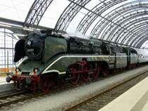 Der Sonderzug aus G�rlitz ist zur�ck in Dresden-Hbf. An der Maschine sind die Lichter auf Zugende geschalten. Der Zug wird von einer Diesellok nach DD-Altstadt gezogen (18 201 als Schublok) um sp�ter 18 201 vorraus nach Nossen zur�ckzukehren.