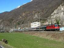 Obwohl die Schweizer Fasnacht zu Ende ist, bei den SBB- Interregios h�lt sie immer noch an... Re 4/4 II mit IR  nach Locarno am 13.03.2009 bei Castione.