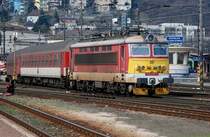 CD 242 209 verl��t soeben den Hauptbahnhof in Bratislava mit R 831 nach Bansk� Bystrica. Die Aufnahme ist am 22.03.2009 entstanden.