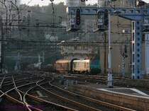 Die BB27038 f�hrt mit ihrem G�terzug abends aus dem Tunnel kommend �ber die Saone weiter Richtung Norden.
08.06.2007  Lyon-Perrache