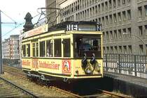 Hochbahnstrecke Nollendorfplatz-B�lowstrasse (1978-1991)Hier der Strab Triebwagen TM36 3344 kurz vor dem Hochbahnhof B�lowstrasse.In diesem Bahnhof befand sich ein  T�rkischer Basar (Archiv P.Walter)
