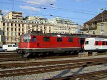 Die Re 4/4 11134 am 28.08.2008 mit einem NPZ am Hacken bei der Ausfahrt aus Lausanne. 