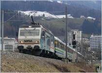 Die SOB Re 456 Nr 93 zieht den Voralpenexpress 2423 auf den Seedamm bei Pf�ffikon SZ. (26.03.2009)
