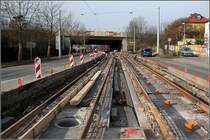 . Ausbau für die Stadtbahn -

Zwischen den Stadtteilen Zuffenhausen und Stammheim reicht die Straßenbreite aus um für die Stadtbahn einen eigenen Bahnkörper zu bauen. Entsprechend dem Stuttgarter Standard wird dieser als Rasenbahnkörper gestaltet. 

18.03.2009 (M)