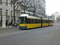 Berlin: Stra�enbahnlinie M1 nach Niedersch�nhausen Schillerstra�e am U-Bahnhof Oranienburger Tor.