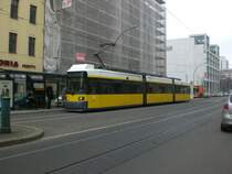 Berlin: Stra�enbahnlinie 12 nach Wei�ensee Pasedagplatz am U-Bahnhof Oranienburger Tor.