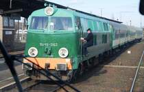 KOSTRZYN nad Odrą (Woiwodschaft Lebus/Kreis Gorzów), 25.03.2009, der Lokführer verlässt SU45-062 im Bahnhof Kostrzyn
