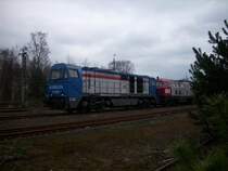 Eine MaK G2000 und eine V160 mit leeren Holzwaggons in Munster.