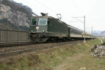 Re 4/4 II 11161, die letzte gr�ne ihrer Art im Personenverkehr, n�hert sich am 28.3.09 Erstfeld.