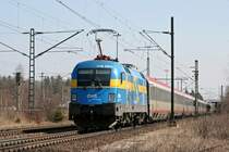 1116 029 (EM Lok Schweden) schiebt den von 1016 047 (Wiener St�dtische) gezogenen EC 113 nach. Haar, 28.03.2009.
