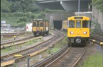 90er Jahre,Linie U2,Vinetastrasse-Ruhleben,hier ein Zug vom Typ A3L,gerade aus der Tunnelstrecke kommend beim Bahnhof Olympiastadion.Links der Versuchswagen 515(1901)der eine ganz besondere Geschichte hat.(siehe auch berliner-untergrundbahn.de)
Archiv P.Walter