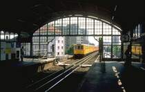 Linie U1,Hochbahnzug vom Schlesischen Tor kommend (damals Endstation)Richtung Gleisdreieck ,kurz vor der Station G�rlitzer Bahnhof(Archiv P.Walter)