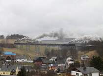 Der Sonderzug zum vorl�ufigen Abschied der 50 3648 auf dem Markersbacher Viadukt. Am Zugende schiebt 58 311 mit.