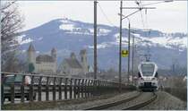 Der SOB Flirt 526 043-5 f�hrt �ber den Seedamm nach Rapperswil, dessen Schloss im Hintergrund sichtbar ist. (26.03.2009)