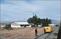 Der Gleisunterhalt macht Platz f�r unseren Zug. (Archiv 02/77)