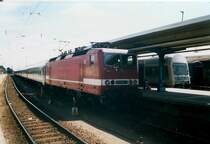 143 661 im Juli 1998 mit einem Interregio im Bahnhof von Stralsund.