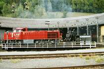 LTE 2150 902 (Vossloh G 1206) �berstellt am 16.8.2003 die ehemalige GKB Dampflok 30.33 von Graz nach Strasshof - (hier auf dem Foto in der Traktion M�rzzuschlag)