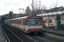 U2-Triebwagen Tw 326 als Linie U1 von Ginnheim zur weiterfahrt zum S�dbahnhof f�hrt aus der Station Zeilweg aus. Dieser U2-Tw ist einer von den letzten 3 Triebwagen in der alten Orange-Elfenbein-Beigen Lackierung und ich hoffe das diese  3 Tw noch ne´ Lange zeit in Frankfurt/M bleiben bis die von den Neuen U5-Tw abgel�st werden!!! (Bild von 29.12.2008)