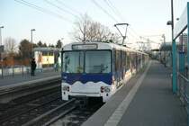 U2-Tw 390 als U-Bahn-Linie U7 (Hausen-Enkheim) f�hrt aus der U-Bahn-Station Industriehof/Neue B�rse richtung Innenstadt raus und taucht gleich in den U-Bahn-Tunnel ab.(29.12.2008) 