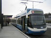 Cobra 3061 am 28.3.09 bei der 10er Endstation Z�rich Flughafen, Fracht. Die 3061 ist bis anhin die letzte im VBZ Look abgeliferte Cobra. Da immer noch zuwenig ''Schneewitchen'' im Einsatz sind, ist die 3061 ein oft gesehener Exot auf dem 10er.