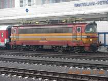 Alt, sch�big, h��lich, doch offenbar sehr bew�hrt: nachdem sie einen vom Wiener Westbahnhof angekommenen Personenzug �bernommen hat, wartet eine Elektrolokomotive der Baureihe 240 im Bahnhof Bratislava-Petrzalka auf die Weiterfahrt nach Kosice (29.3.2009).