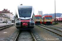 Der Stadtler GTW der Vintschgerbahn war im April 2004 zwecks Probefahrten bei der GKB zu Besuch. Am Foto vom 16.4.2004 befindet er sich neben zwei GKB VT 70 in der Traktion des Graz-K�flacherbahnhofes