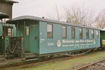 SDG / DR - Personenwagen 970-591 mit Werbung im Bahnhofsareal von Radebeul im Nov.2004