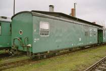 SDG / DR - Gep�ckwagen 974-377 im Bahnhofsareal von Radebeul im Nov.2004