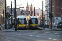 BERLIN, 31.03.2009, MetroTram M10 an der Endhaltestelle S+U-Bahnhof Warschauer Straße; rechts die Bahn, die soeben vom Nordbahnhof eingetroffen ist, links die Bahn, die in Kürze dorthin fährt