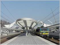 Im besten Licht pr�sentierte sich am 30.03.09 der Bahnhof Li�ge Guillemins den Fotografen. W�hrend rechts die E-Lok 2121 dabei ist ihren Sonderzug zu verlassen, wartet links eine AM80 als L 4959 auf die Abfahrt nach Statte. (Jeanny)