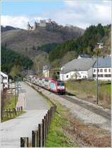 Die E-Lok 4013 kommt am 29.03.09 als RB 3238 aus Wiltz und f�hrt in Michelau an der Kulisse der Burg Bourscheid vorbei ihrem Ziel Luxemburg entgegen. (Jeanny)  