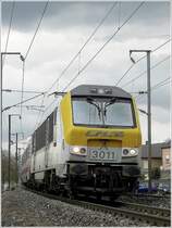 Schauerwolken verdunkeln den Himmel kurzfristig am 29.03.09 in Rollingen/Mersch, w�hrend der Durchfahrt der E-Lok 3011 in Richtung Luxemburg. (Jeanny)