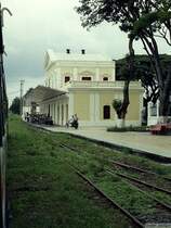 Okzidentexpress (III). Durchfahrt durch den pikfein herausgeputzten Bahnhof Palmira. Man beachte die L�nge des Bahnsteigs... (Palmira hat immerhin einige Einwohner mehr als Mannheim). (April 1998)