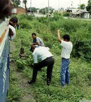 Okzidentexpress (IV). Hier kommt der Gegenzug, also startet das Ausweichmanöver. Da das Gleis aber nur von einer Seite befahren werden konnte, mußte der Zug zurücksetzen. Offensichtlich war diese Weiche nicht ganz unproblematisch, so dass der Zug in Schneckentempo, überwacht durch 8 Augen darüberfuhr. (April 1998)