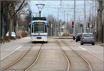 Mit Straßenbahn nach Heilelberg-Kirchheim -

Am 09.10.2006 wurde in Heidelberg die 4,4 km lange Neubaustrecke nach Kirchheim in Betrieb genommen. Die Bilder zeigen die Ortsdurchfahrt Kirchheims, wo es meist recht eng zugeht. An der Ortseinfahrt ist noch Platz für zwei Gleise. Blick in Richtung Innenstadt von der Haltestelle von der Haltestelle Albert-Fritz-Str. aus. 

28.02.2009 (M)