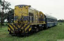 Okzidentexpress (V). Mein Bild Nr. 99 zeigt den Okzidentexpress in voller Schönheit - mit Hilfsvehikel. Da die Bahnmitarbeiter offensichtlich von der Bahngesellschaft einen Maulkorb erhalten hatten, konnte ich nicht in Erfahrung, ob das nur das sicher verwahrte Fahrrad des Lokführers war, oder für den Fall eines Falles eher ein Kommunikationsmittel bei liegengebliebenen Zügen war (Rettungsboot...). (April 1998)