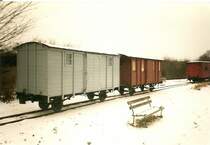 Zwei zweiachsige G�terwagen in Putbus im Februar 1999.