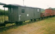 Ein zweiachsiger Gep�ckwagen der einst auf der Schmalspurbahn Bergen/R�gen-Altenkirchen fuhr im Juni 1998 in Putbus.