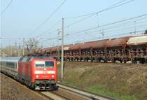 Auf KBS Rtg. Halle/Saale f�hrt der IC 2239 (gezogen von der 120 - 132) von Magdeburg nach Leipzig, w�hrend der im Hintergrund stehende G�terzug auf der KBS 250 auf die Durchfahrt des IC warten muss.

Halle, der 1.4.09