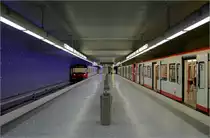 Gustav-Adolf-Straße - 

Blick in den vorläufigen Endbahnhof der Linie U3 im Südwesten Nürnbergs. Dieser Bahnhof liegt in eineinhalbfacher Tieflage. Die Streckentunnel des U3-Abzweiges wurden bergmännisch in Einzelröhren erstellt, die Bahnhöfe (erkennbar am rechtwinkeligen Querschnitt) dagegen in offener Bauweise. Die U3 soll von hier mit zwei unterirdischen Zwischenstation weiter zum oberirdischen Bahnhof Gerbersdorf verlängert werden. Langfristig soll in zwei teilweise eingleisigen Zweigstrecken Zindorf und Oberasbach erreicht werden.

28.06.2008 (M)