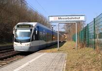 Stadtbahnwagen 1019 beim Verlassen des Saarbr�cker Messebahnhofs; der Wagen kehrt ein paar Minuten sp�ter nach der Wende im Bahnhof F�rstenhausen (nur Betriebshalt) zum Messebahnhof zur�ck und bringt die Messebesucher wieder Richtung Hauptbahnhof und Innenstadt.
Der Verkehr ist ein Sondershuttle anl�sslich der 60. Internationalen Saarmesse im Saarbr�cker Messezentrum, finanziert vom Ministerium f�r Wirtschaft des Saarlandes (01.04.2009).