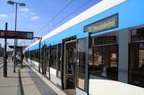Wagen 1019 steht auf Gleis 3 an der Haltestelle  R�merkastell  zum Aufbruch Richtung Messebahnhof via Innenstadt und Hauptbahnhof bereit; der Sonderverkehr anl�sslich der 60. Internationalen Saarmesse im Saarbr�cker Messegel�nde tr�gt keine Liniennummer, im Zielanzeiger steht nur  S Messebahnhof  (01.04.2009).
