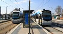 Wagen 1017 als S1 Richtung Riegelsberg S�d auf Gleis 2 (links) und Wagen 1019 als Sonderverkehr zum Messebahnhof (Zielanzeiger  S Messebahnhof ) auf Gleis 3 (rechts) in der Haltestelle  R�merkastell ; ganz links versteckt sich ein einfahrender Zug der Linie 1 Richtung Sarreguemines auf Gleis 1 verdeckt durch Wagen 1017 (01.04.2009).