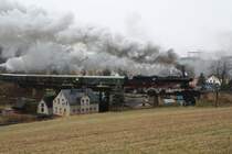 50 3648-8 unter gr��ter Kraftanstrengung auf der Br�cke �ber die B 101 am 28.03.09 in Markersbach.